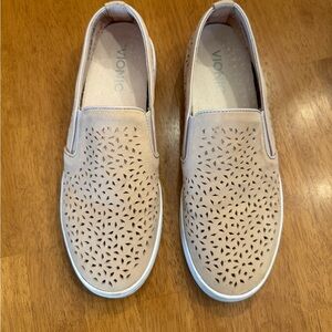Vionic women’s Tan leather Slip-On Sneakers with Perforated Design. Size 8